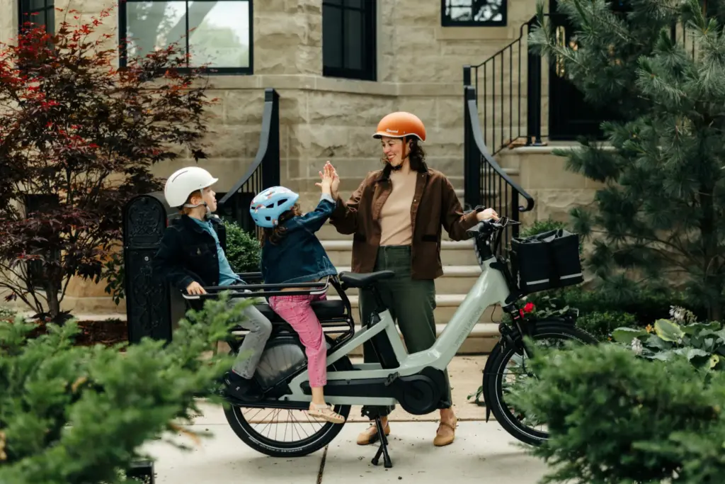 Une famille autour du vélo cargo longtail Urban Arrow Breeze