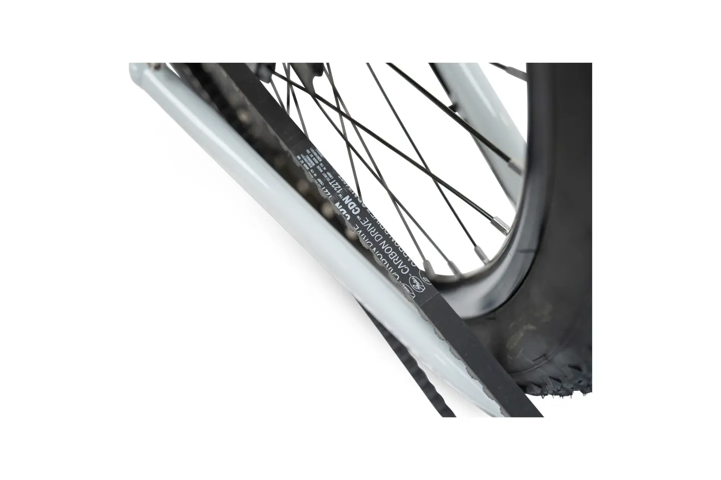 Gros plan sur la courroie Gates Carbon Drive le long de la base du Priority E-Sauce